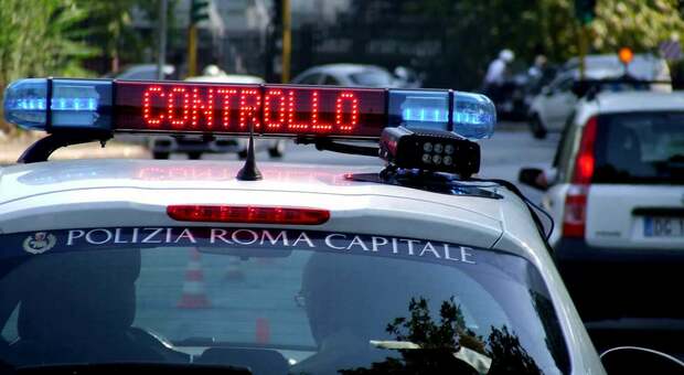 Roma, tenta di strangolare vigile durante lo sgombero dell'area verde: 23enne arrestato