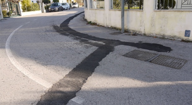 La curva di via Mazzini dove si è verificata la caduta e il rattoppo dei lavori stradali