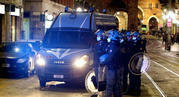 Milano, rissa a bottigliate in zona movida: 4 giovani arrestati e altri 11 denunciati