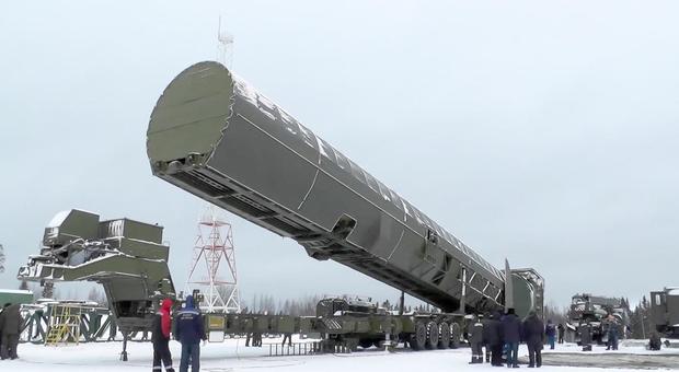 Putin presenta il super missile nucleare: «È invincibile». Ma gli Usa sono scettici