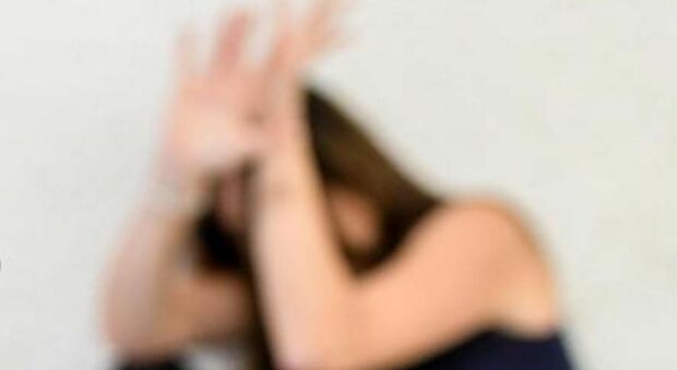 Molesta e tocca il seno all'alunna 11enne: arrestato un prof di scuola media