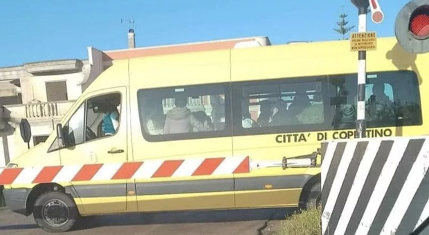 Scuolabus carico di bambini bloccato tra le due sbarre del passaggio a livello: paura a bordo, autista sospeso