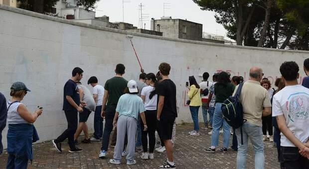 Sindaco e volontari ripuliscono i muri della villa da svastiche e scritte nazifasciste
