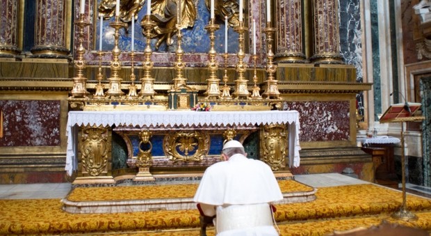 Papa Francesco in preghiera a Santa Maria Maggiore al rientro dal viaggio in Messico