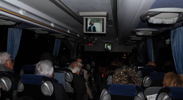 «In viaggio verso Sanremo»: i passeggeri votano sui pullman i cantanti emergenti