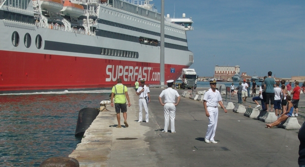 Ancona, clandestini si gettano in mare dal traghetto appena arrivato in porto