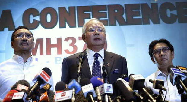 Aereo scomparso, il governo malese: dirottato da una mano esperta