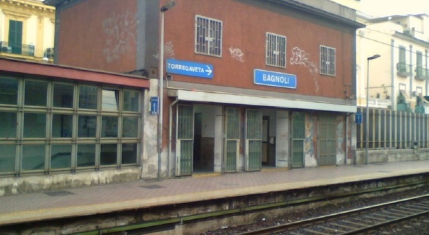 Treni fermi per 4 ore da Torregaveta a Fuorigrotta: «Chiuderò Cumana e Circumvesuviana prossima volta»