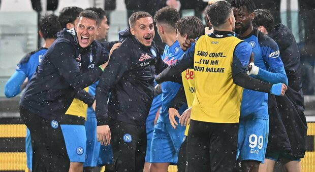 La festa del Napoli al gol di Raspadori