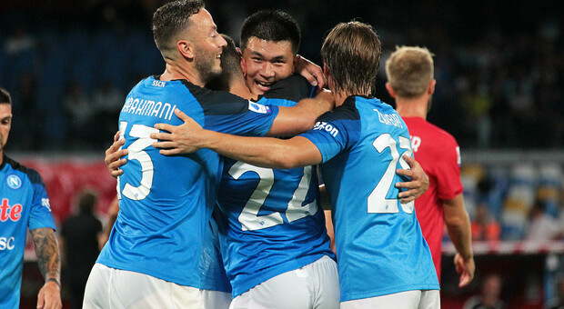 L'abbraccio degli azzurri a Kim dopo il gol al Monza il 21 agosto 2022