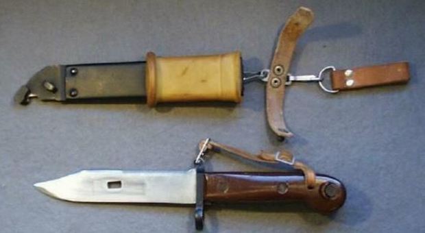 Pistole e baionette di Kalashnikov nascosti in casa: sei arresti