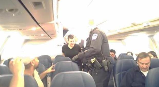 Usa, terrore in volo: donna ubriaca crea lo scompiglio. Arrestata e scortata fuotri dopo scalo non programmato