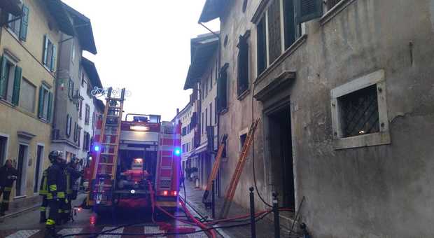Stufa difettosa, a fuoco un appartamento in centro: 4 intossicati