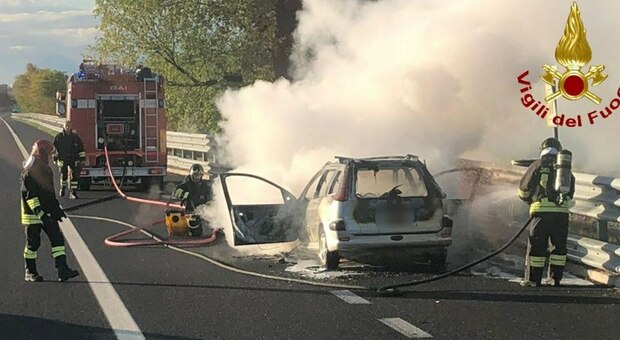Paura in autostrada: fiamme dal motore, utilitaria distrutta dal fuoco, in salvo l'automobilista Foto
