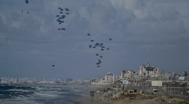 Gaza, settimo mese di guerra, Israele bombarda anche il Libano, il Nyt: «Si allontana l'ipotesi di una tregua»