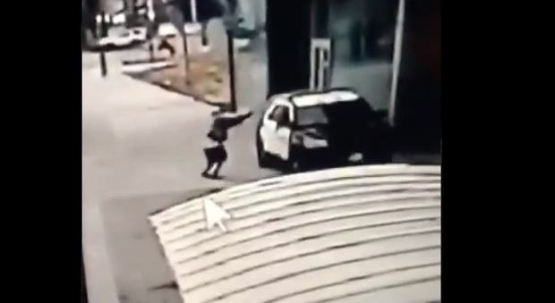 Los Angeles, uomo si avvicina all'auto della polizia e spara: due sceriffi in fin di vita. Trump: «Animali» VIDEO