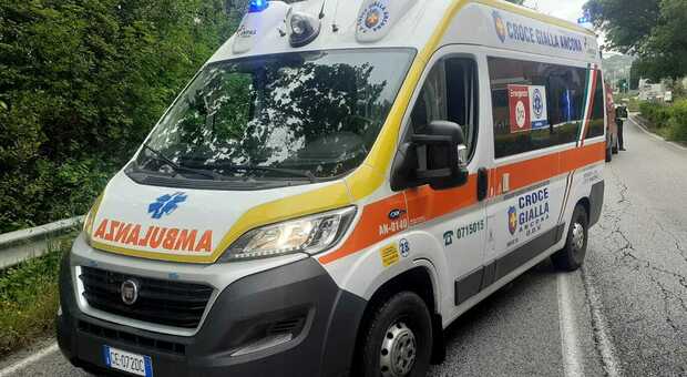 Ancona, tremendo incidente contro il guardrail: un sacerdote ed una suora all'ospedale