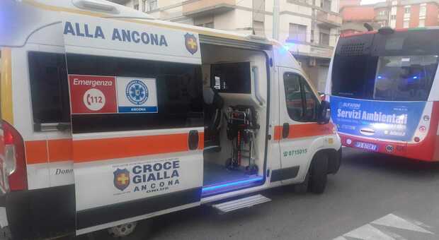 Pavimentazione irregolare ad Ancona, una mamma perde il controllo del passeggino scesa dal bus: il piccolo batte la testa