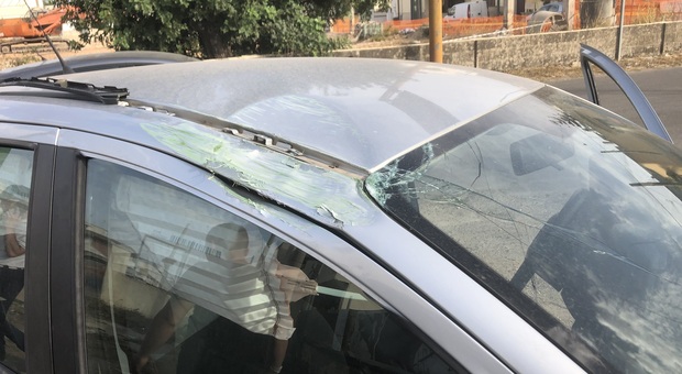Salento, il forte vento abbatte un palo su un'auto: tragedia sfiorata