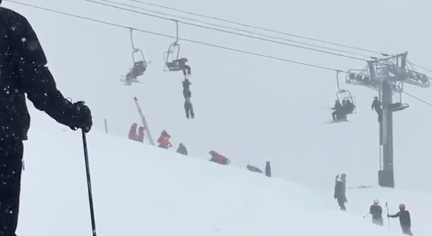 La cinghia dello zaino si impiglia: sciatore rimane appeso per il collo dalla seggiovia