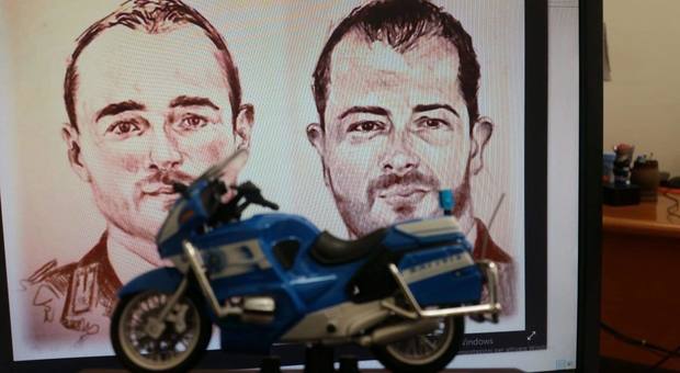 Agenti uccisi a Trieste: bimbo lascia il modellino di una moto polizia davanti alla Questura