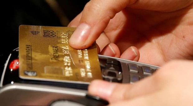 Carte di credito contraffatte, coppia nei guai: scoperte centinaia di operazioni truffa