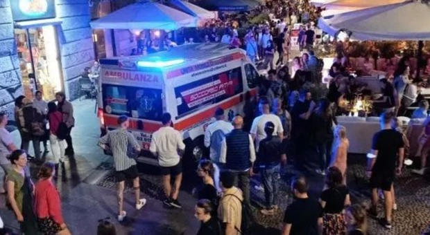 Milano, ambulanza bloccata dalla movida. Residenti furiosi: «Non vogliamo morire se stiamo male»