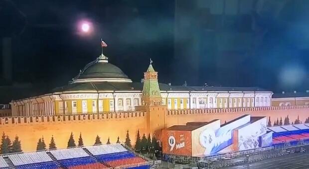 Droni su Mosca, l’ipotesi messinscena e la pista degli oligarchi: cos'è il “false flag” e perché conviene a Putin