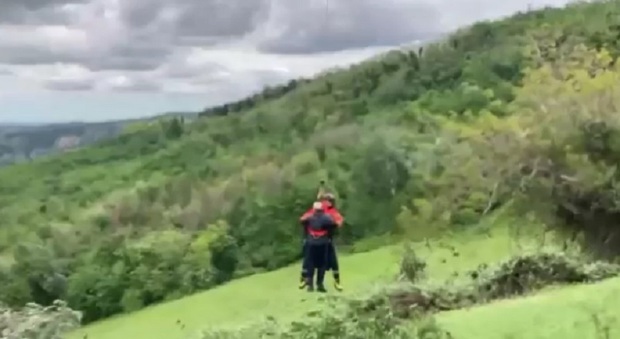 Salvataggio dei due anziani presi con una fune e portati in elicottero