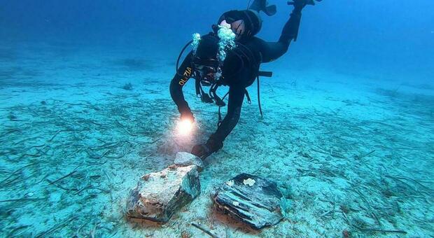 Capri, scoperti in fondo al mare blocchi di ossidiana preziosissima: «Persi da una nave del neolitico»