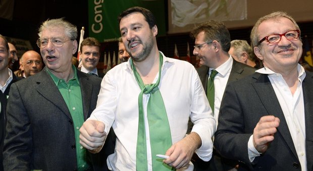 Salvini si conferma segretario. Bossi: «Con lui la Lega al Sud? È finita»