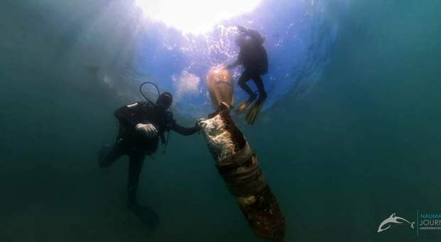 Baia, recuperata dal fondo del mare una colonna tortile d'epoca romana