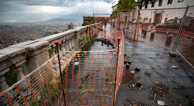 San Martino, il belvedere di Napoli deturpato da cantieri e bivacchi