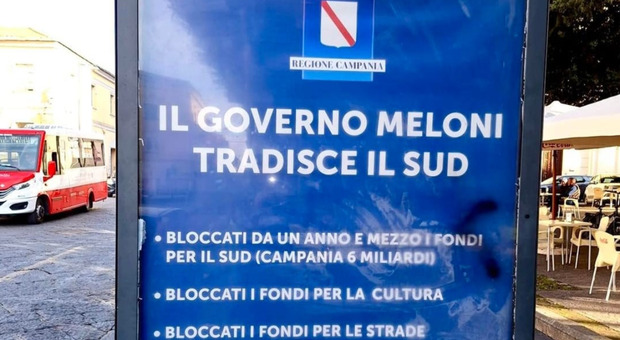 Manifesti anti-Meloni, De Luca sotto accusa