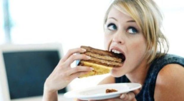 Feste e chili di troppo, mangiare più lenti riduce introito calorie