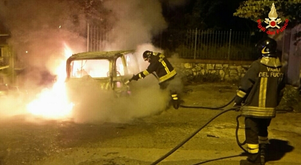 Ancora un incendio, auto a fuoco nella notte a Sezze