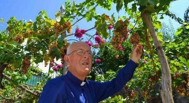 Capri dice addio al prete-contadino don Vincenzo Simeoli