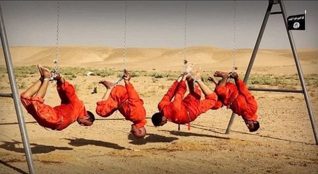 Isis, nuovo orrore: prigionieri appesi a ganci e bruciati vivi