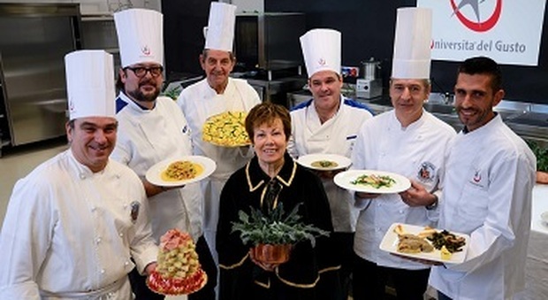 I ristoratori con la presidente della confraternita del broccolo fiolaro Mirella Olivieri