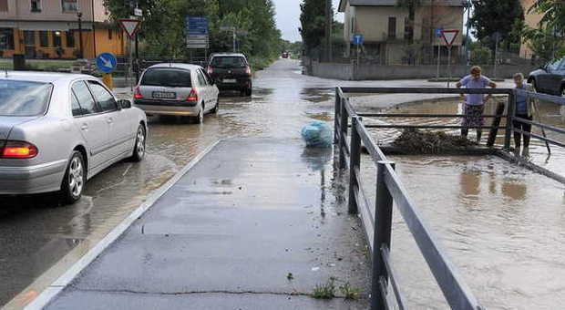 Bomba d'acqua sulla Castellana Negozi, strade e scantinati allagati