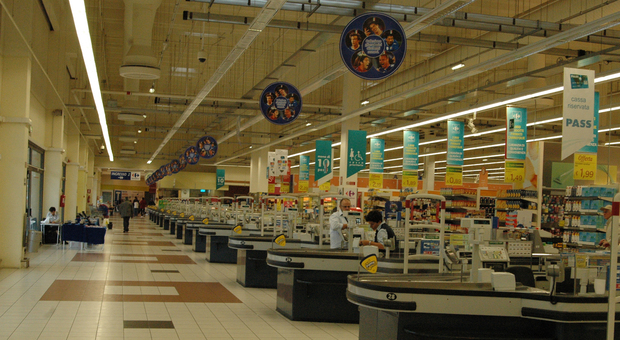 Il Carrefour chiude a fine mese: spiazzati sindacati e dipendenti. Il dramma di 90 lavoratori
