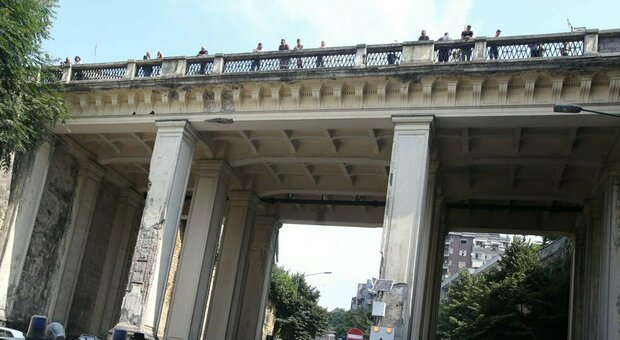 Napoli, torna l'allarme suicidi al Vomero: «Installate argini sui ponti a rischio»