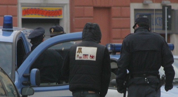 Gruppo di ragazzi nel centro di Ancona con passamontagna, mazza e anche una pistola giocattolo