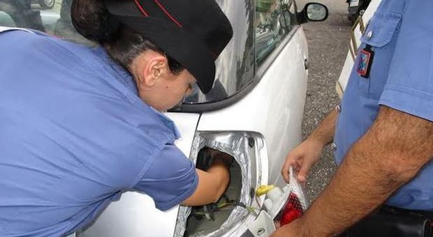 Roma, nascondeva 3 chili di cocaina nel faro dell'auto: arrestato corriere della droga