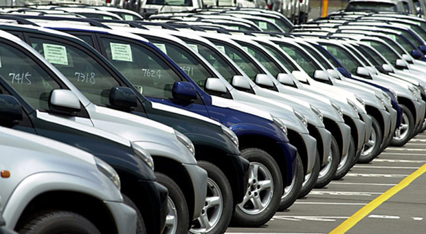 Mercato auto ancora in calo ad agosto: -3,1%. Crolla il diesel: -18,1% di quota