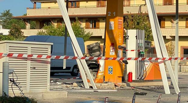 Perugia, boato nella notte: distrutto distributore, ladri in fuga