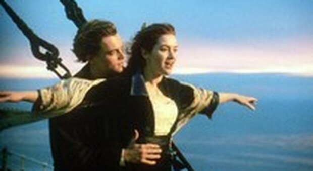 Una coppia di promessi sposi annega mentre tenta di interpretare la famosa scena del film Titanic