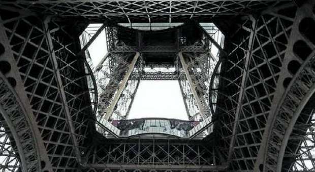 Parigi col brivido, col pavimento di cristallo alla Tour Eiffel sembra di camminare nel vuoto