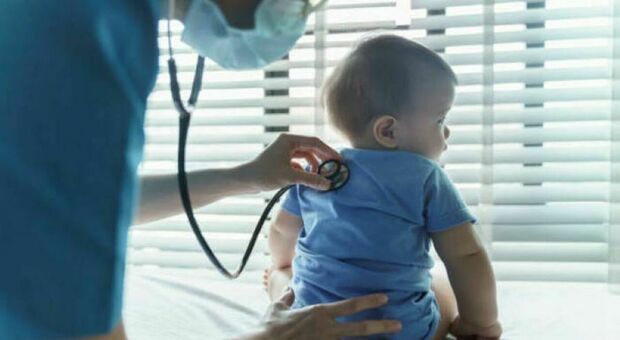 Virus sinciziale, neonatologi: «Picco bronchiolite tra due o tre settimane». Quali sono i rischi per i bambini