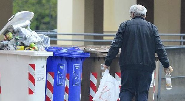 Lucrezia, 92enne abbandona rifiuti vicino ai cassonetti: multato dagli ispettori